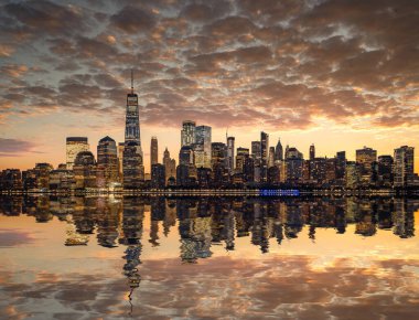New York, ABD şehir merkezi alacakaranlıkta East River 'da gökyüzü