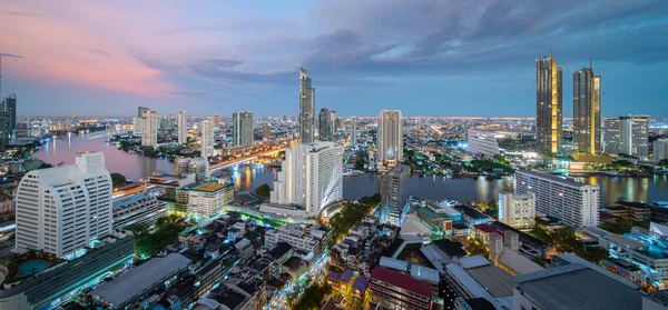 曼谷的城市景观 曼谷商业区的夜景 暮色中 — 图库照片