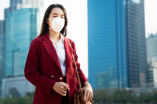 Beautiful Stylish Girl Wear Medical Face Mask Sunny City Street — Stock Photo, Image