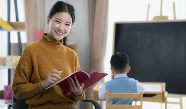 Azjatycki Nauczyciel Przedszkolu Pomaganie Dzieciom Klasie Klasie — Zdjęcie stockowe