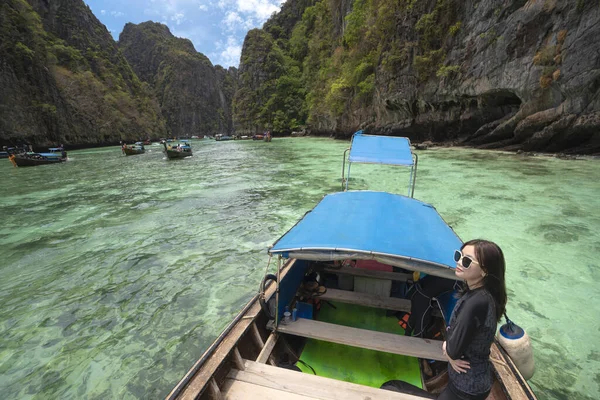 Beautiful Women Relax Boat Beautiful Sea Blue Sky Phi Phi — Stock Photo, Image