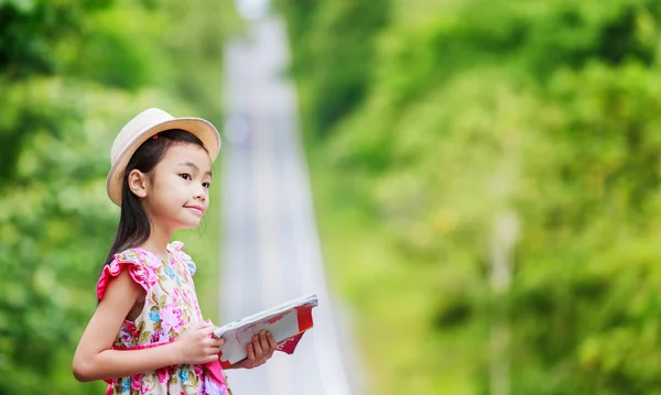 Ragazzina Trova la direzione giusta — Foto Stock