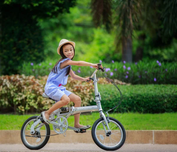 Kleines Mädchen mit ihrem Fahrrad — Stockfoto