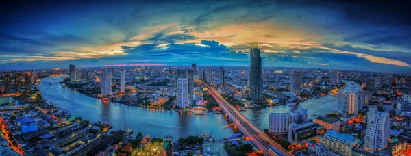 Landschap van de rivier in bangkok stad — Stockfoto