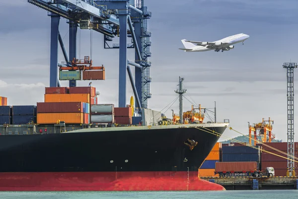 Containerfrachtschiff — Stockfoto