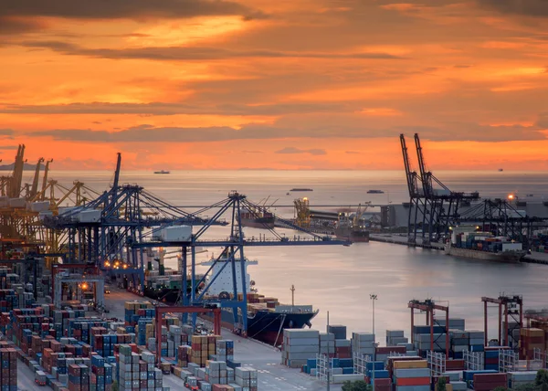 Paisagem da vista das aves dos navios de carga que entram — Fotografia de Stock