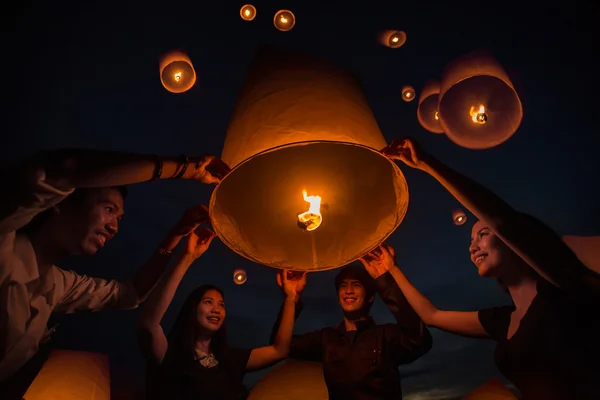 Тайський народ плаваючою лампа — стокове фото