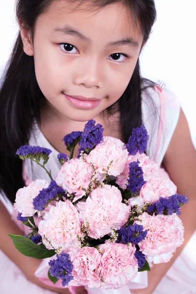 Niña sonriente sosteniendo un clavel —  Fotos de Stock