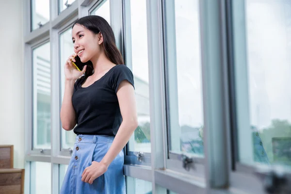 Kadın konuşmak ile akıllı telefon — Stok fotoğraf