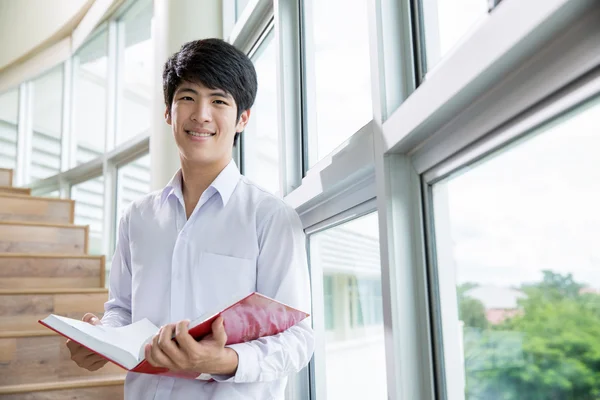 Feliz asiático estudiante — Foto de Stock