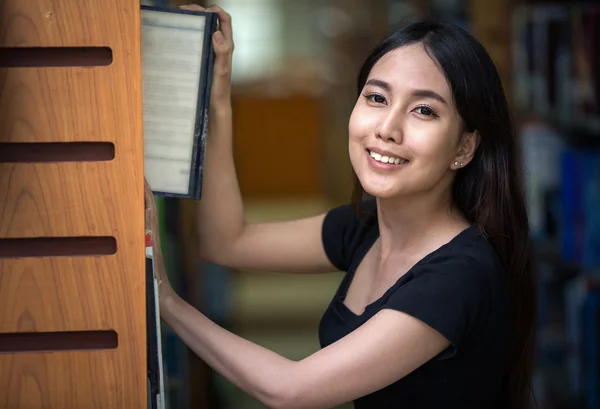 Ett porträtt av en blandras högskolestudent Asien — Stockfoto