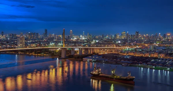 De brug over de rivier — Stockfoto