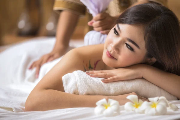 Masseur doing massage on asia woman body — Stock Photo, Image