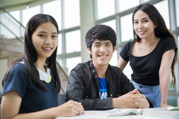 Studenti asiatici — Foto Stock