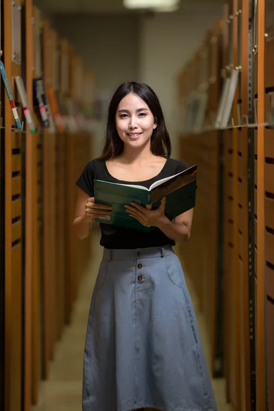 Estudante no campus na biblioteca — Fotografia de Stock