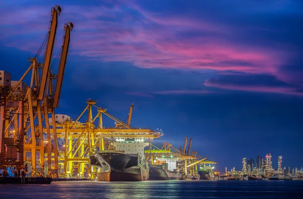 Container frakt gods levereras med arbetar crane bridge i flodhamnar — Stockfoto