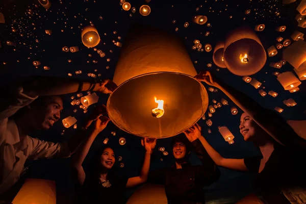 Thailändska folket flytande lampa — Stockfoto