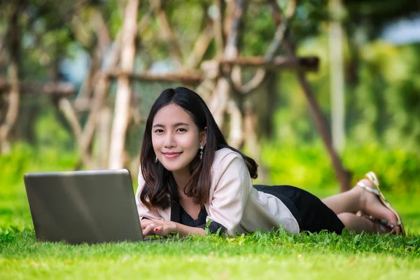 Joven bonita mujer asiática con computadora portátil mecanografía — Foto de Stock