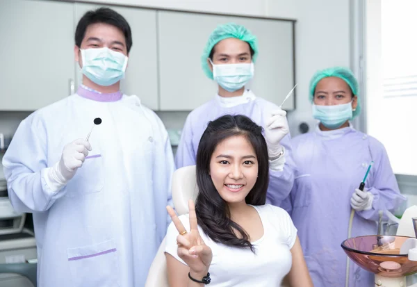 Mooie Aziatische vrouw achter de tandarts terwijl glimlachen — Stockfoto