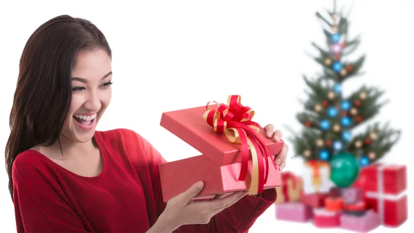 Asie Belle fille avec cadeau de Noël fond décoré — Photo