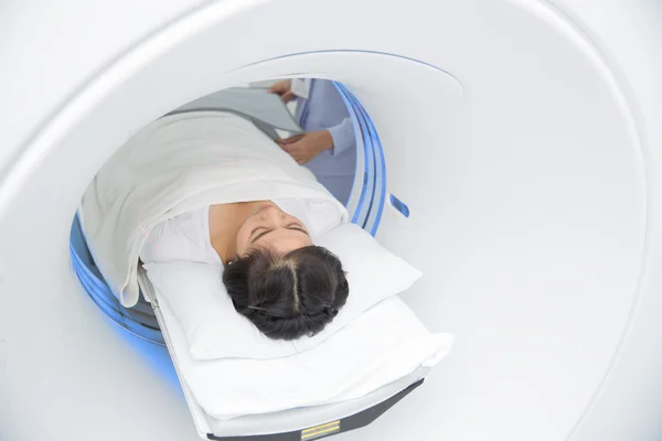 Asiática senhora dormir em um CT Escanear cama — Fotografia de Stock