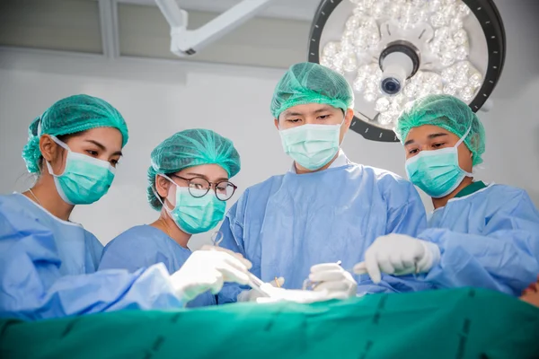 Médico y equipo de cirugía — Foto de Stock
