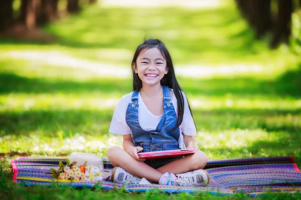 Engraçado pouco menina asiática aprendizagem — Fotografia de Stock