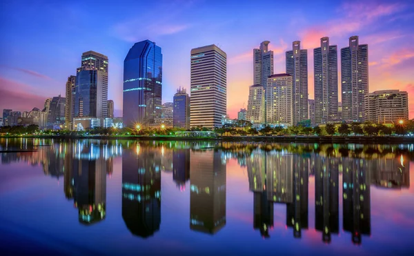 Byggnad med reflektion i Bangkok — Stockfoto