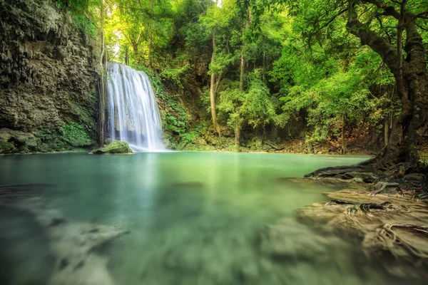 Cascada hermosa (cascada erawan ) — Foto de Stock