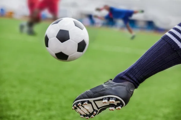 เตะลูกฟุตบอล — ภาพถ่ายสต็อก