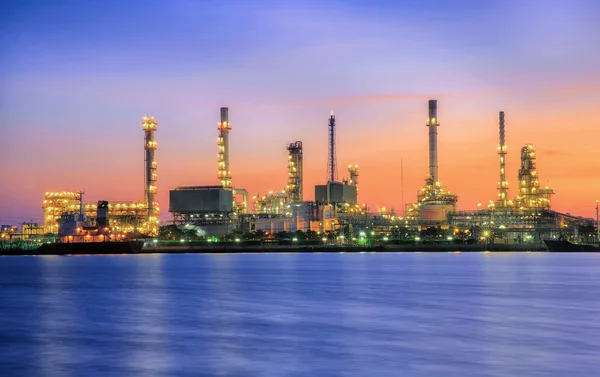 Planta petroquímica en tiempo nocturno —  Fotos de Stock