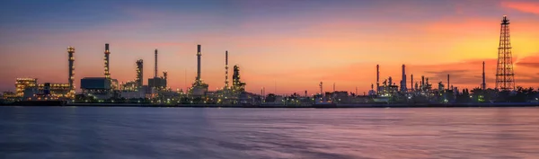 Planta petroquímica em tempo noturno — Fotografia de Stock