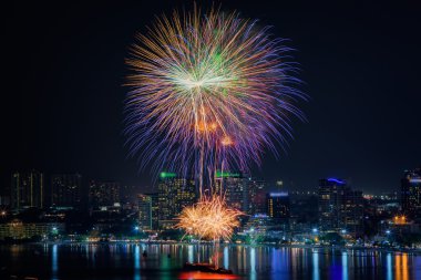 Havai fişek yeni yıl kutlama Pattaya Beach