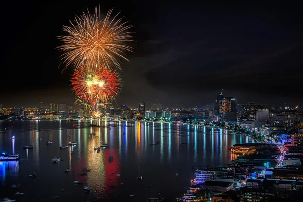 Fireworks new year celebration at Pattaya beach — Stock Photo, Image