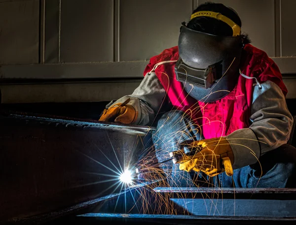 Trabajador trabajar duro con el proceso de soldadura — Foto de Stock