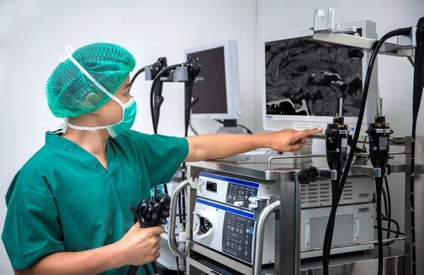 Chirurg patrzy na monitor — Zdjęcie stockowe