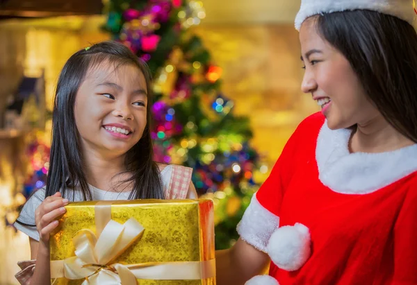 Picture of mother and daughter with gift box — Stock Photo, Image