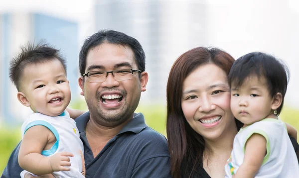 Felice madre asiatica, padre e gemelli bambino — Foto Stock