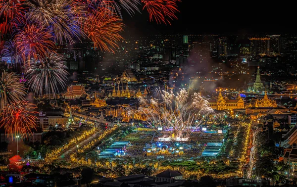 Grand palace bij avondschemering in bangkok — Stockfoto