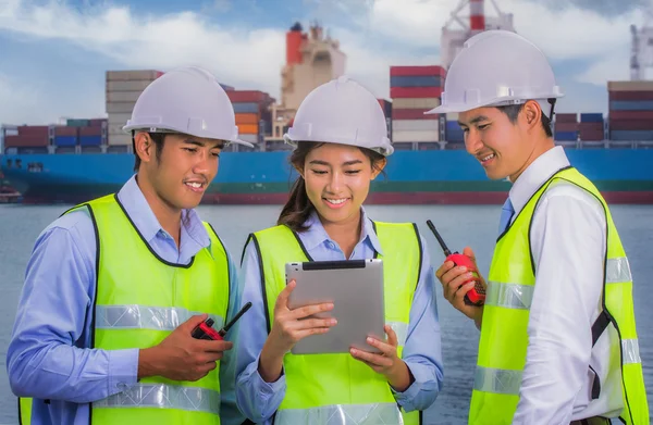 Der Ingenieur, der mit Containerfrachtschiff arbeitet — Stockfoto