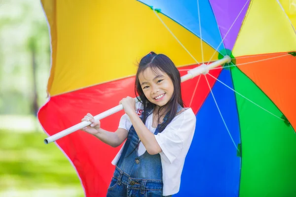 Engraçado menina asiática com guarda-chuva — Fotografia de Stock