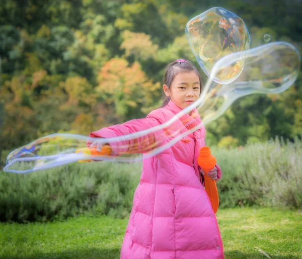 アジアの女の子は、バブルを再生します。 — ストック写真