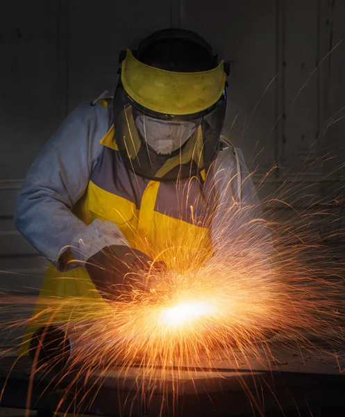 Trabajo duro del trabajador Molienda eléctrica de la rueda en la estructura de acero —  Fotos de Stock