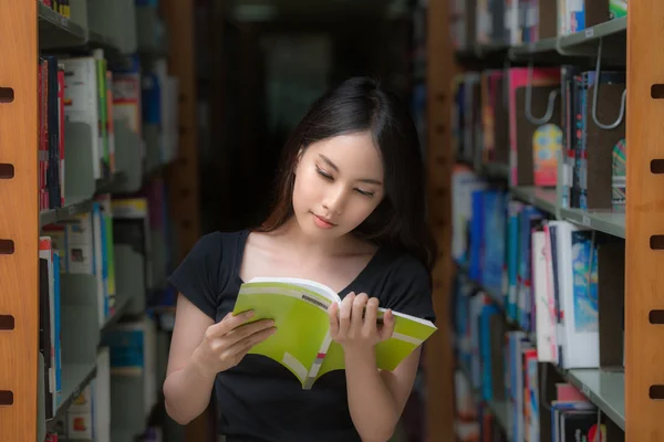 Ásia estudante no campus na biblioteca — Fotografia de Stock