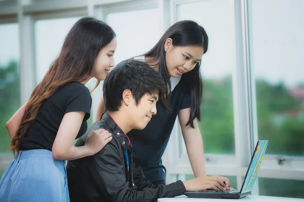 Équipe de jeunes entrepreneurs — Photo