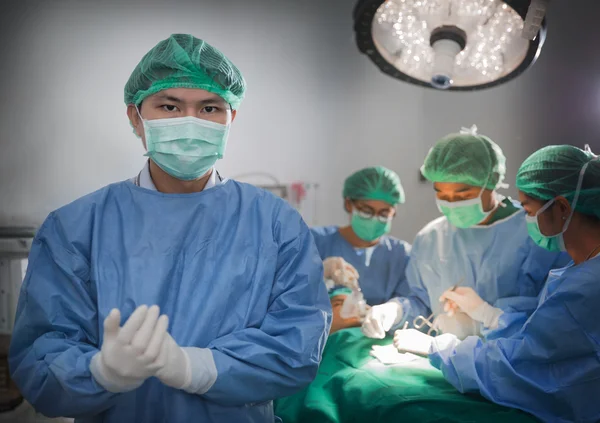 Médico e equipe de cirurgia — Fotografia de Stock