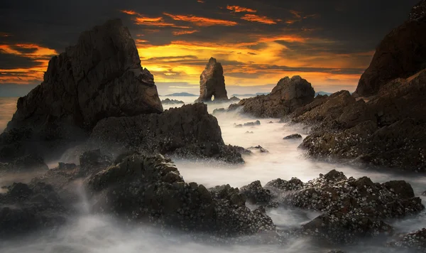 Západ slunce s tid skále poblíž Patayabeach — Stock fotografie