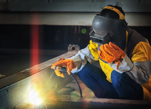 工人努力工作与焊接工艺 — 图库照片