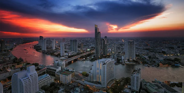 Пейзаж реки в городе Бангкок — стоковое фото