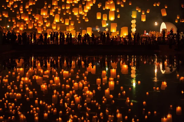 Tudongkasatarn est l'endroit où la cérémonie des lampes flottantes — Photo